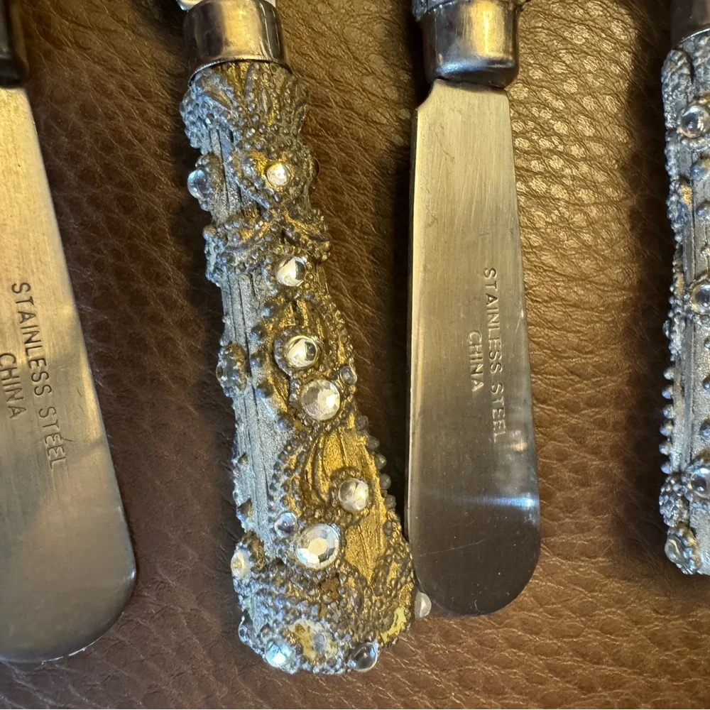 Vintage set of 4 ornate handled butter/cheese spread knives